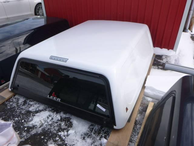 2007 - 2013 Chevrolet Silverado Crew Cab 6ft6 White Leer 100R Truck Cap in Other Parts & Accessories in Kitchener / Waterloo