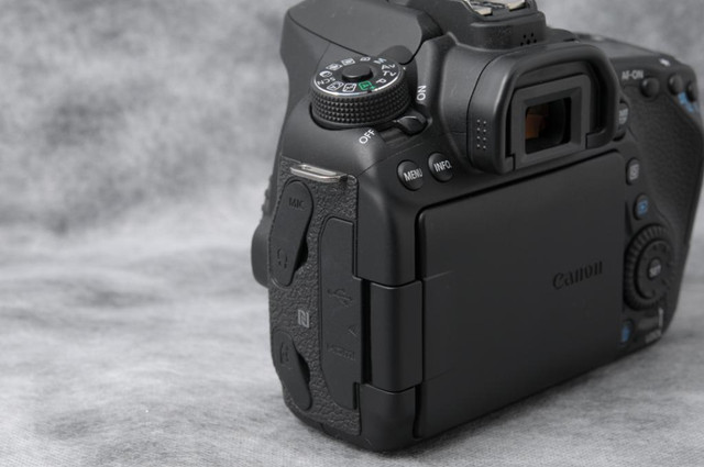 Canon EOS 80D Body + Battery, Charger, and Strap- Used  (ID: C-662) in Cameras & Camcorders - Image 3
