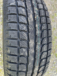 4 pneus dhiver neufs P235/65R17 108S Maxtrek Trek M7