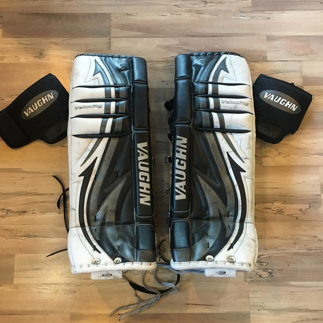Vaughn V4 7450 Goalie Leg Pads - Size 32 + 1 - Pre-Owned - PD3WDP in Hockey in Calgary