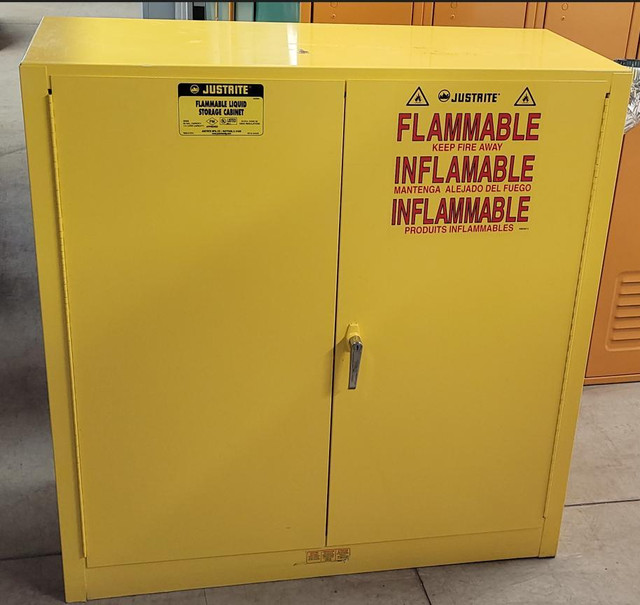 Armoire Produits Dangereux 30 gallons état neuf in Other Business & Industrial in Québec