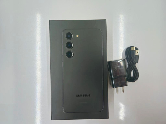 SAMSUNG GALAXY Z FLIP 1, 3, 4, 5 UNLOCKED NEW CONDITION WITH ALL BRAND NEW ACCESSORIES 1 Year WARRANTY INCLUDED in Cell Phones in Prince Edward Island - Image 3
