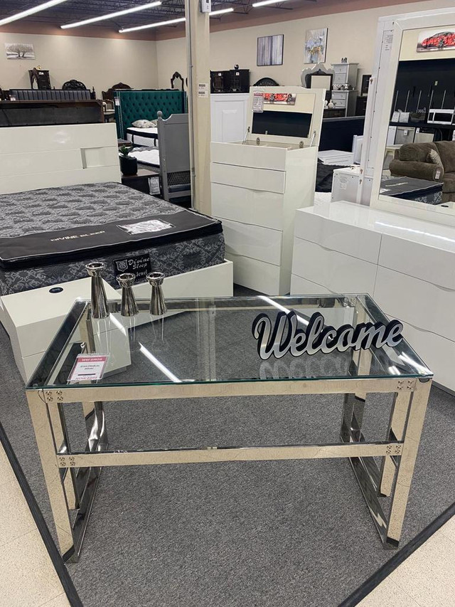 Wooden Entry Way Table!!Huge Sale in Home Décor & Accents in Windsor Region - Image 3