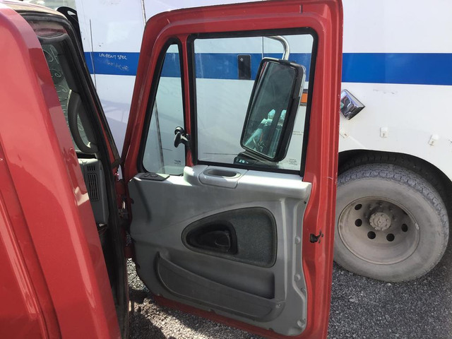(DOORS / PORTES)  INTERNATIONAL 7600 -Stock Number: H-6357 in Auto Body Parts in Ontario - Image 3