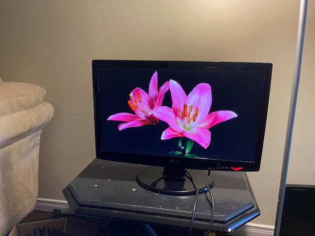 Used 23” LG W2343T Monitor with HDMI(1080) for Sale, Can Deliver in Monitors in Hamilton