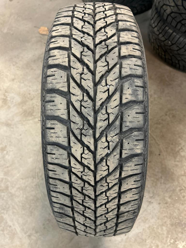 4 pneus dhiver P205/60R16 92T Goodyear Ultra Grip Winter 41.5% dusure, mesure 8-8-7-7/32 in Tires & Rims in Québec City