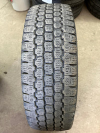 4 pneus dhiver LT225/75R16 115/120Q Bridgestone Blizzak W965 45.5% dusure, mesure 9-9-9-9/32