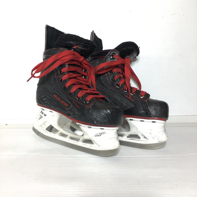 Bauer Vapor Kids Hockey Skates - Size 2 - Pre-owned - R6YJ18 in Other in Calgary