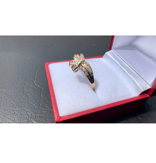 #481 - 10kt Yellow Gold, Diamond Baguette Twist Band Ring, Size 8 1/2 dans Bijoux et montres  à Ville de Montréal - Image 3