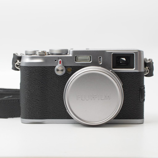 Fujifilm x100 Finepix (ID - C-845) in Cameras & Camcorders - Image 2