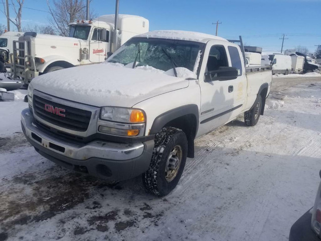 2006 Gmc Sierra 2500HD 6.0L 4x4 For Parting Out in Auto Body Parts in Manitoba - Image 3