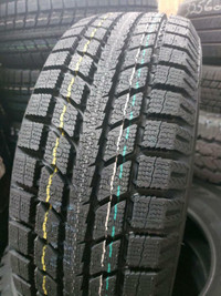 4 pneus dhiver neufs P195/60R14 86T Toyo Observe GSi5