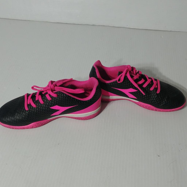 Diadora Kids Indoor Soccer Shoes - Size 1 - Pre-Owned - P3R4V4 in Other in Calgary - Image 3