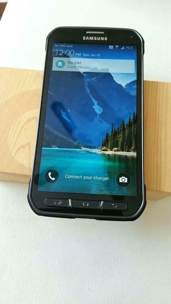 Samsung Galaxy S5 Active CANADIAN MODEL UNLOCKED new condition with 1 Year warranty includes all accessories in Cell Phones in Québec