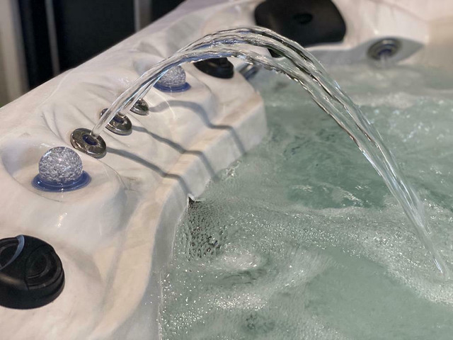 ** EN STOCK ** Liquidation Spa in Hot Tubs & Pools in Longueuil / South Shore - Image 2
