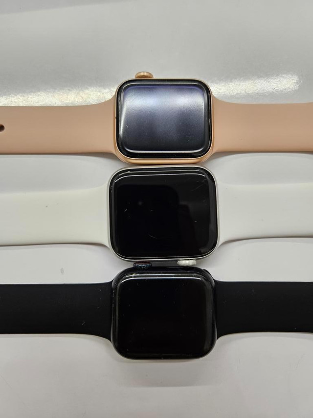 APPLE WATCH SERIES SE, SERIES 6, 7, SE 2ND, 8 AND ULTRA NEW CONDITION WITH ACCESSORIES 1 Year WARRANTY INCLUDED in Cell Phone Accessories in Québec