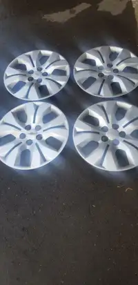 LIKE NEW   CHEVY CRUZE   FACTORY OEM 16 INCH WHEEL COVER SET OF FOUR.