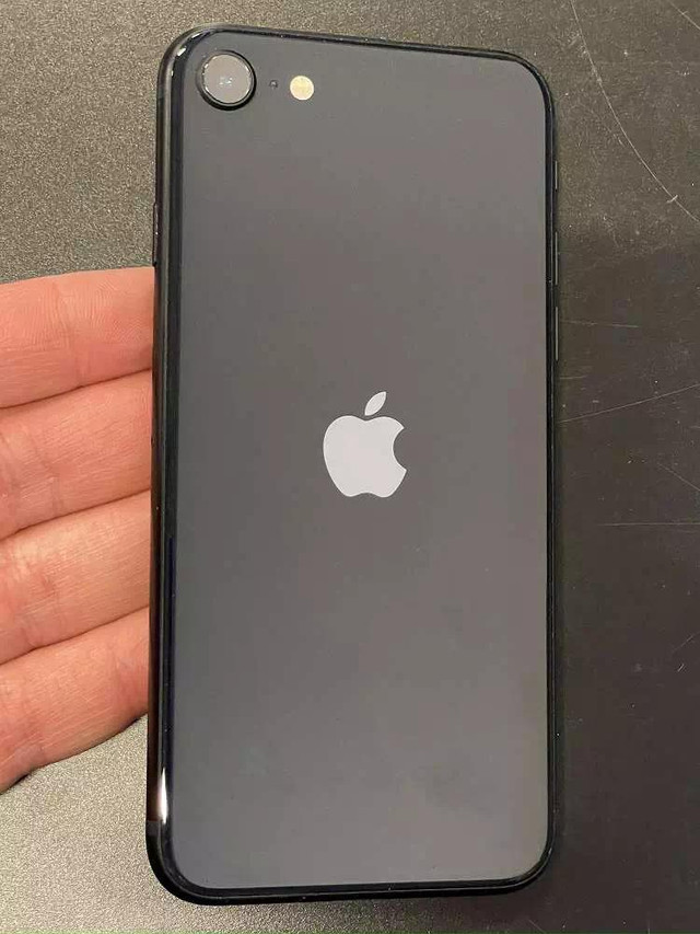 iPhone SE 2022 64 GB Unlocked -- Buy from a trusted source (with 5-star customer service!) in Cell Phones in Québec City - Image 4
