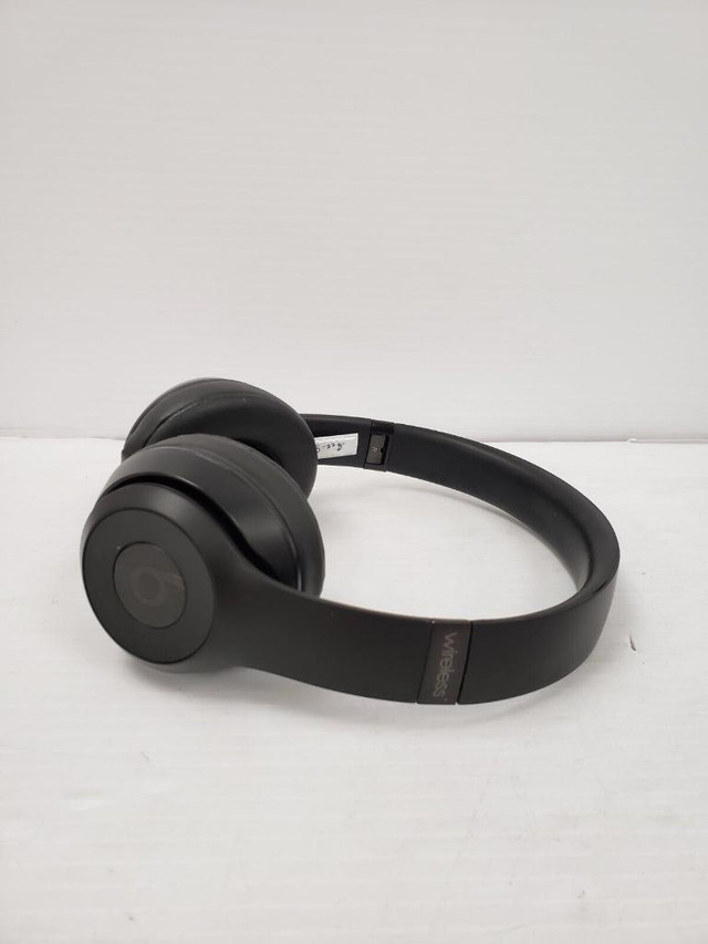 (34953-2) Beats A1796 Wireless Headphones in Headphones in Alberta - Image 3