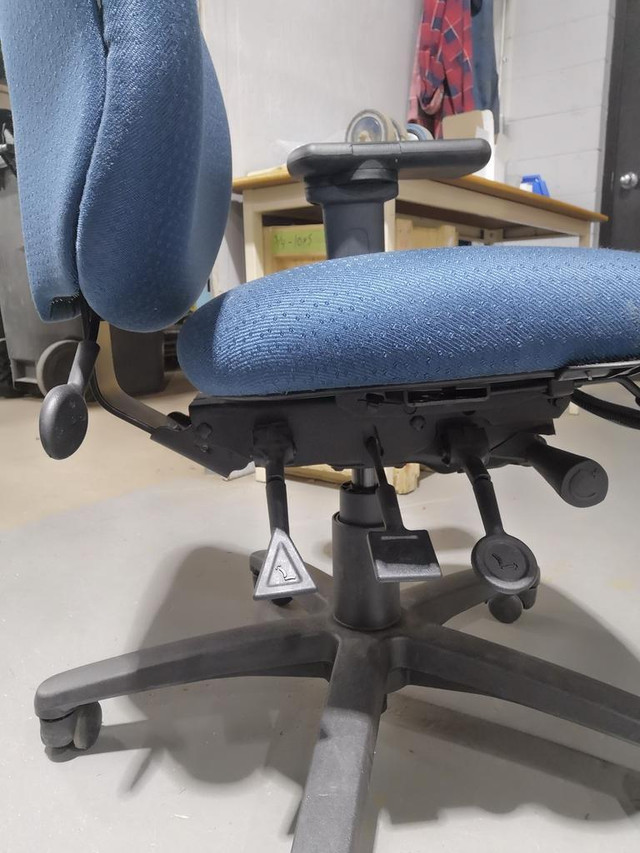 Chaise de bureau Haut de gamme Ergo Centric a multiples ajustements in Desks in Québec - Image 4
