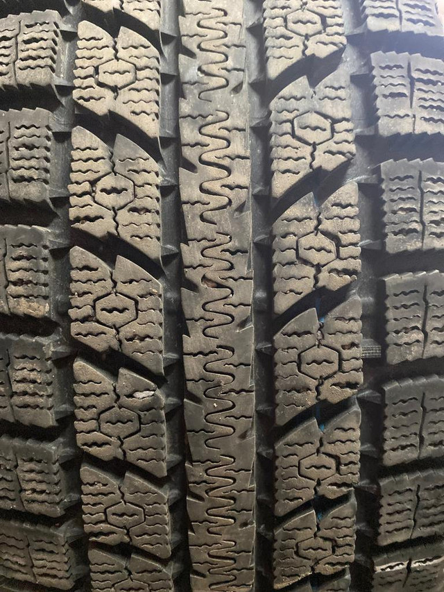 4 pneus dhiver P235/65R17 104S Toyo Observe GSi5 21.0% dusure, mesure 10-9-10-10/32 in Tires & Rims in Québec City
