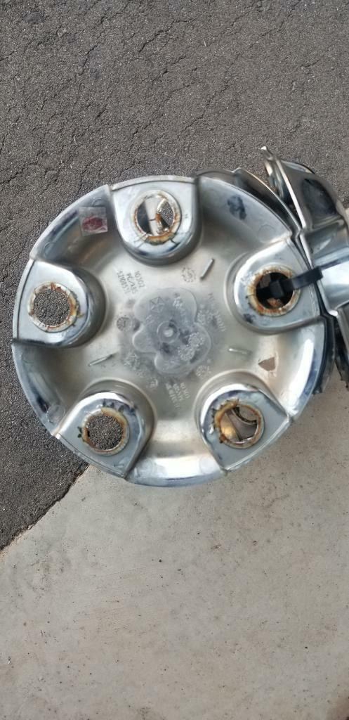 LIKE NEW    DODGE RAM  1500 STEEL    WHEEL 17 INCH   CHROME  WHEEL COVER SET OF   FOUR in Tires & Rims in Ontario - Image 2