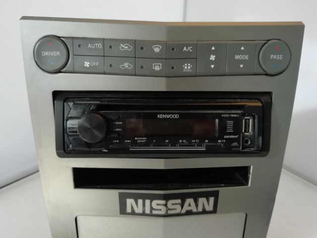 Nissan maxima temperature control with Kenwood cd player in Auto Body Parts in Toronto (GTA) - Image 2