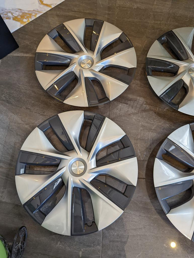 BRAND NEW NEVER MOUNTED TESLA  MODEL  Y GEMINI  / MODEL 3  FACTORY OEM 19      INCH WHEEL   COVER SET OF FOUR. in Tires & Rims in Ontario