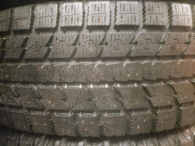 (ZH593) 2 Pneus Hiver - 2 Winter Tires 255-70-18 Toyo 7/32 in Tires & Rims in Greater Montréal - Image 3
