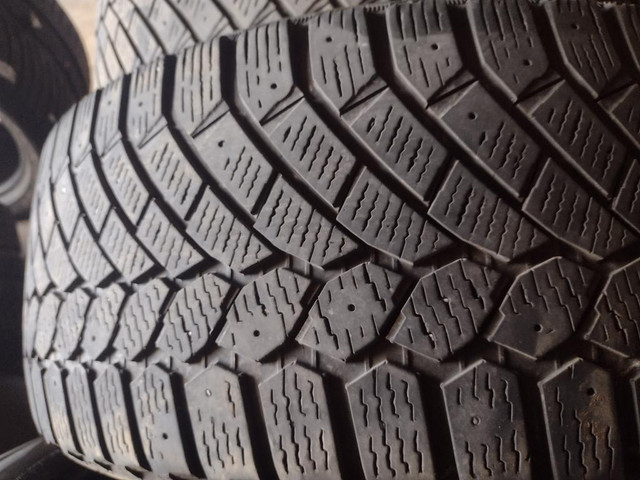 2 pneus d hiver 225/45r18 gislaved en bon état in Tires & Rims in Lévis