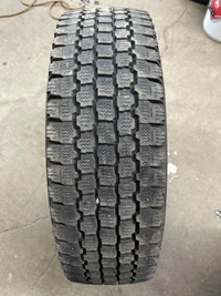 4 pneus dhiver LT225/75R16 115/120Q Bridgestone Blizzak W965 44.5% dusure, mesure 9-10-9-10/32