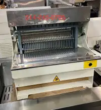Trancheur A Pain 110V Comme Neuf. Bread slicer like new.