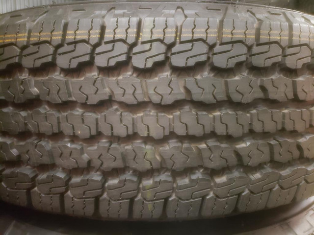 (Z448) 1 Pneu Ete - 1 Summer Tire 245-75-17 Goodyear 11/32 - 5x127 - JEEP - COMME NEUF / LIKE NEW in Tires & Rims in Greater Montréal - Image 2
