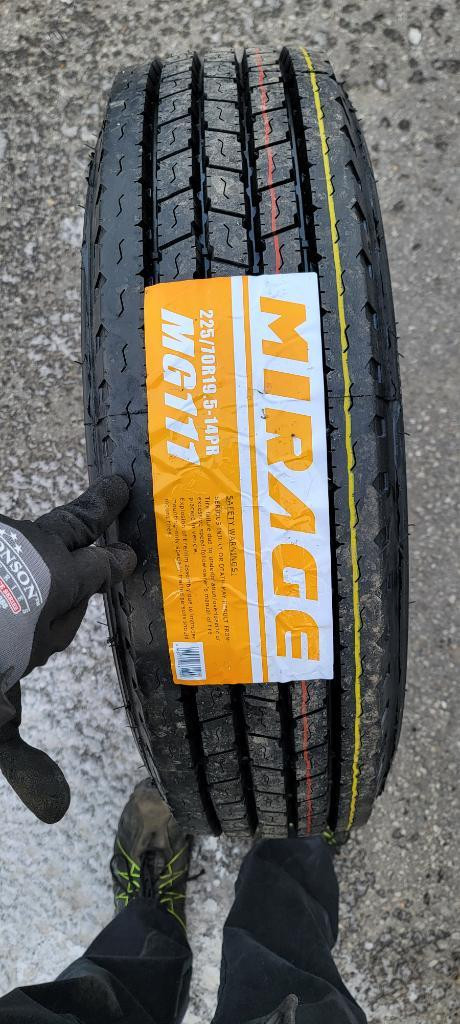 225/70/19.5 LT 14 plies pneus mirage in Tires & Rims in Greater Montréal