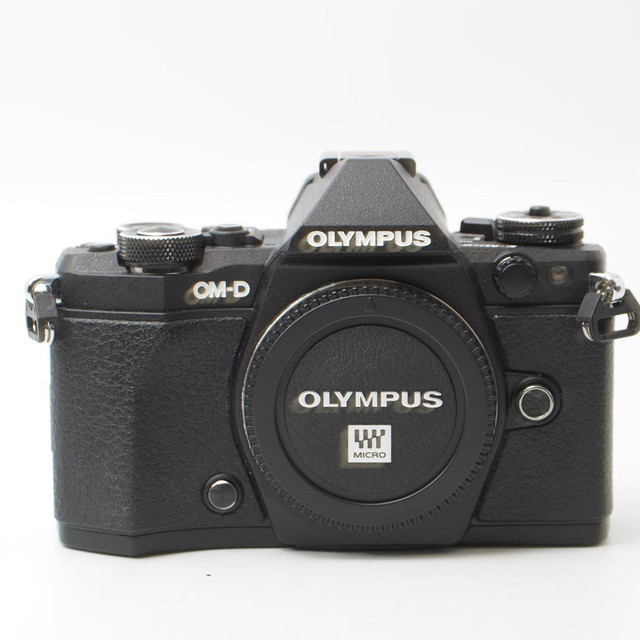 Olympus E-M5 Mark II Body with grip (ID: C-833) in Cameras & Camcorders - Image 3