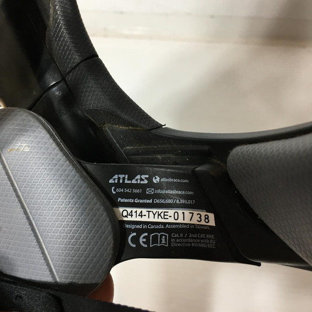 Atlas Neck Brace - Size Youth - Pre-Owned - Q81TT6 in Motorcycle Parts & Accessories in Calgary - Image 4