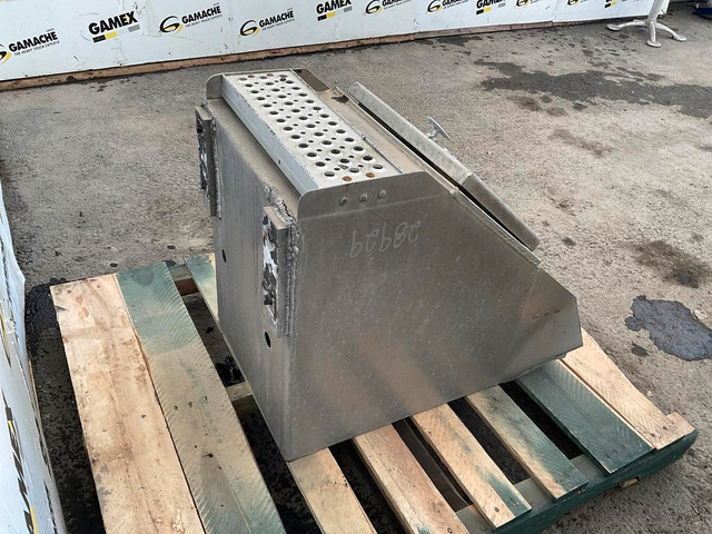 (TOOL BOXES)  INTERNATIONAL LT 625 -Stock Number: H-6986 in Auto Body Parts in Saskatchewan - Image 3