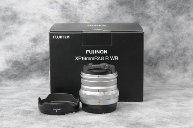 Fujinon XF16mm F/2.8 R WR F2.8 Lens + Hood FujiFilm- Open Box (ID:1734) in Cameras & Camcorders