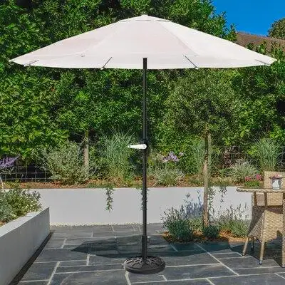 Le parasol de terrasse avec base est une pièce de décoration extérieure attrayante qui offre un diam...