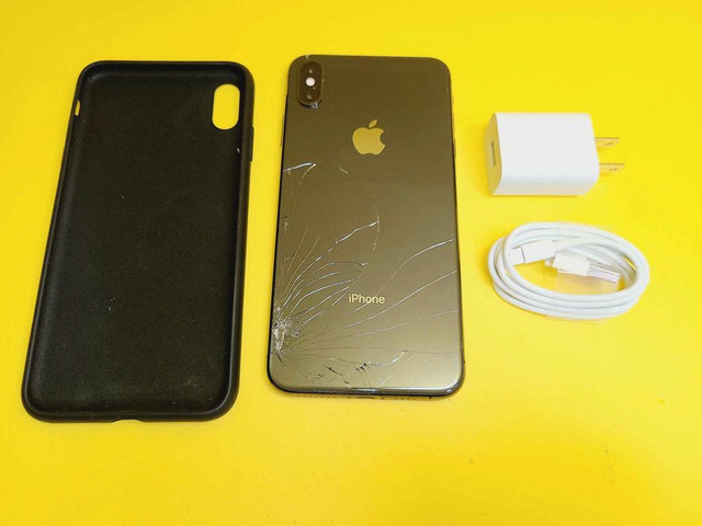 BACK CRACKED Iphone XS Max 64GB UNLOCKED CELL PHONE CELLULAIRE APPLE in Cell Phones in City of Montréal - Image 3