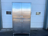 Meuble armoire en acier inoxydable --- Stainless steel cabinet