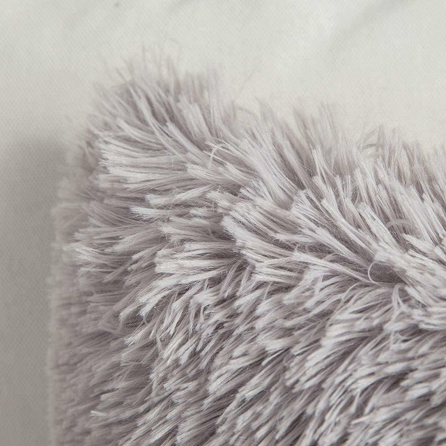 NEW 18 IN LUXURY FAUX FUR THROW PILLOWS in Bedding in Regina - Image 3