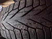 2 pneus d hiver 245/50r20 nokian en très bon état