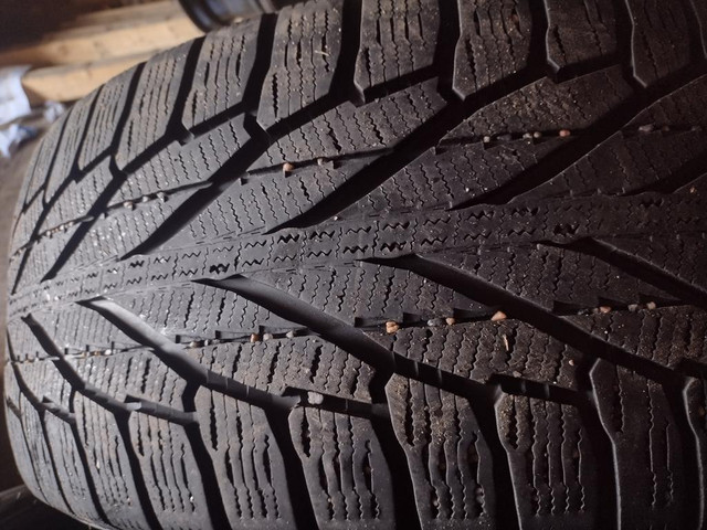 2 pneus d hiver 245/50r20 nokian en très bon état in Tires & Rims in Lévis