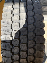 4 pneus dhiver LT225/75R16 115/112Q Bridgestone Blizzak W965 28.0% dusure, mesure 13-12-13-12/32