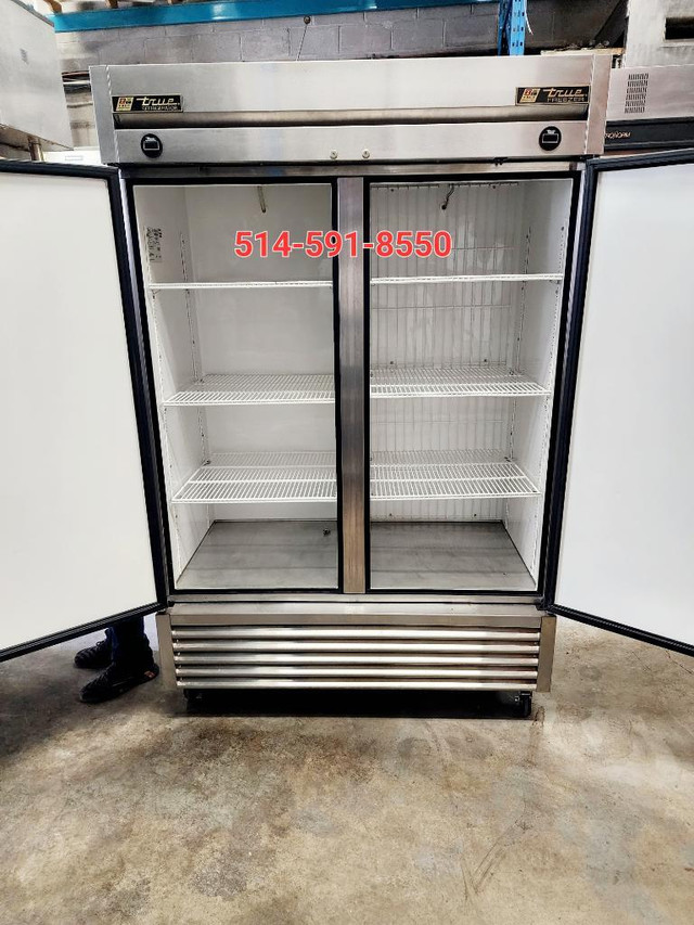 True Dual Temp Freezer and Fridge  Congelateur et Refrigerateur Like New in Industrial Kitchen Supplies - Image 4