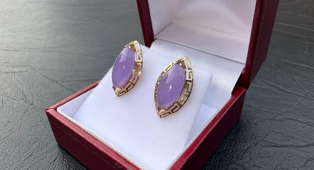 #380 - 14kt Yellow Gold, Lavender, Marquis Jade Earrings in Jewellery & Watches - Image 2