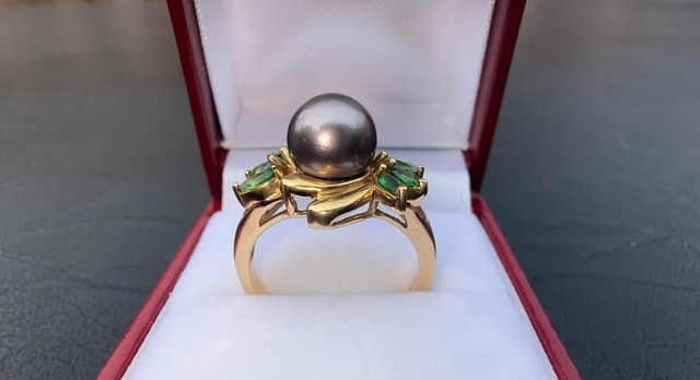 #374 - 14k Yellow Gold, Black Akoya Pearl &amp; Emerald Ring, Size 7 3/4 in Jewellery & Watches - Image 4