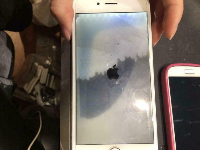 [ BEST FAST ON SPOT FIX ] APPLE iPAD 2, 3, 4, MINI, AIR PRO iPHONE XS XR X 8 7 6 CRACK SCREEN REPAIR SERVICE [LOW PRICE] in Cell Phone Services in Markham / York Region - Image 3