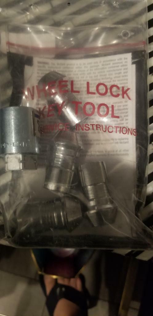 BRAND NEW  FORD EDGE  FACTORY  OEM   LOCK NUT SET OF 4 WITH     KEY in Tires & Rims in Ontario